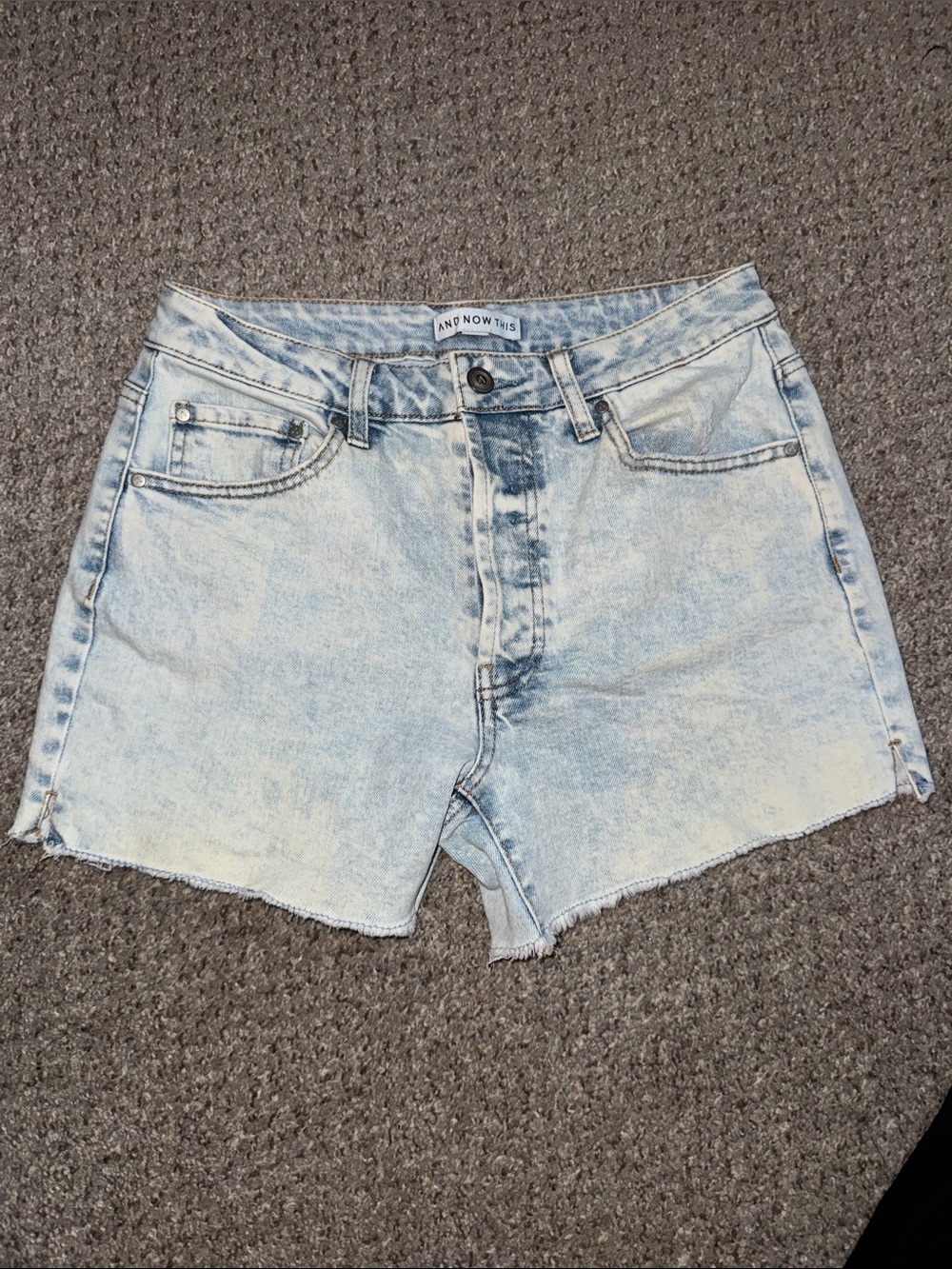 And now this Light Wash Denim women’s Shorts size:27